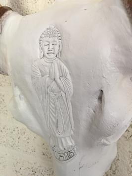 Stierenschedel Boeddha gesneden in creme-ivoor met horens van polystein